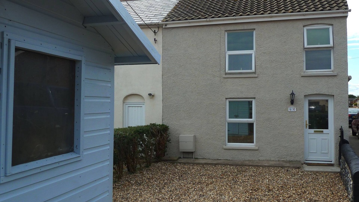 Caister-on-Sea Cottage | Dog Friendly, Cosy Fisherman's Cottage Within 150 Metres Of A Long Sandy Beach