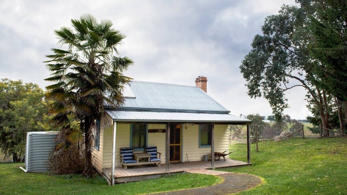Wooragee Cottage | Dog friendly cosy and comfortable maritime themed cottage