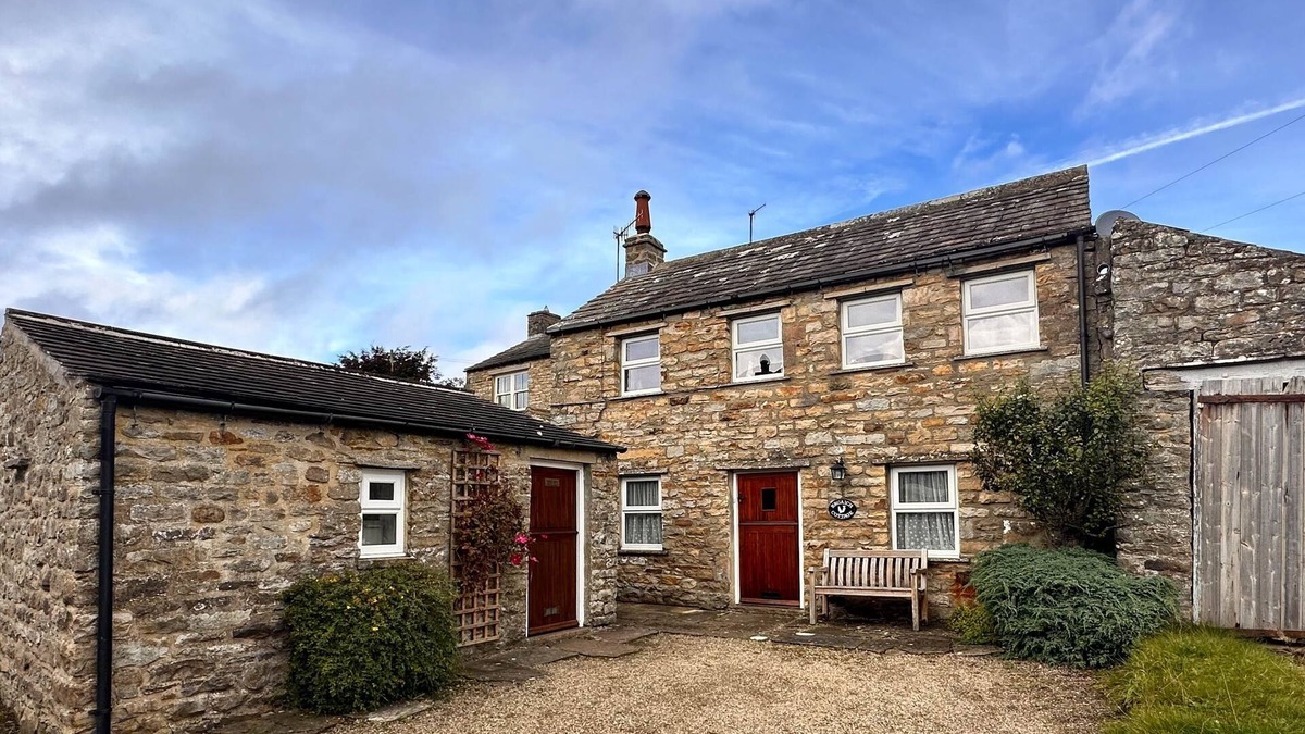 Worton Cottage | Dog friendly, cosy cottage w/free Wifi, multi fuel stove & pub nearby