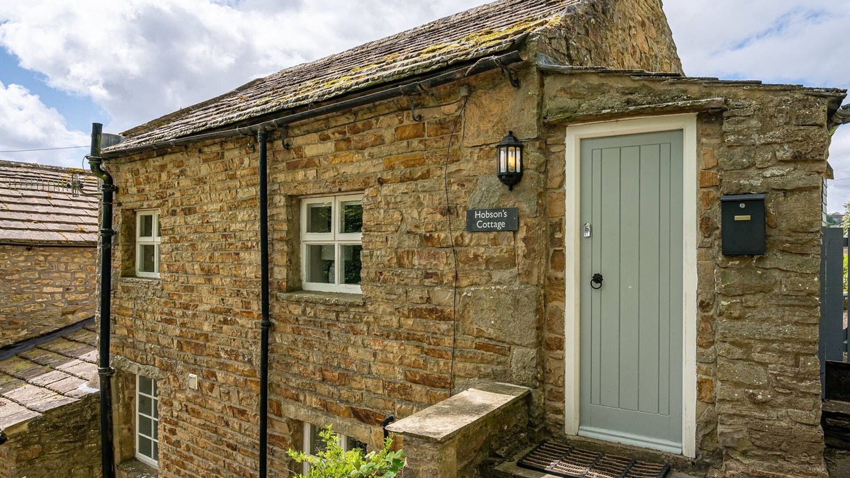 Fremington House | Dog friendly cottage, w/fantastic views, sleeps 3, w/private terrace & modern electric radiators