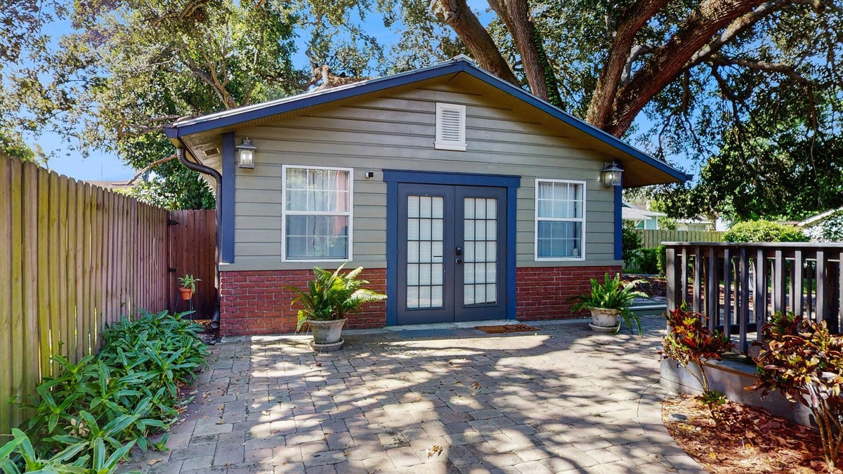 South Seminole Heights Cottage | Dog-friendly cottage near downtown Tampa & attractions with central AC & W/D