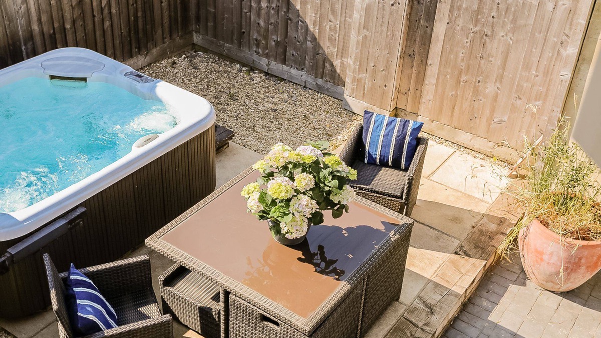 Woodstock Cottage | Dog friendly cottage with hot tub - King's Cottage