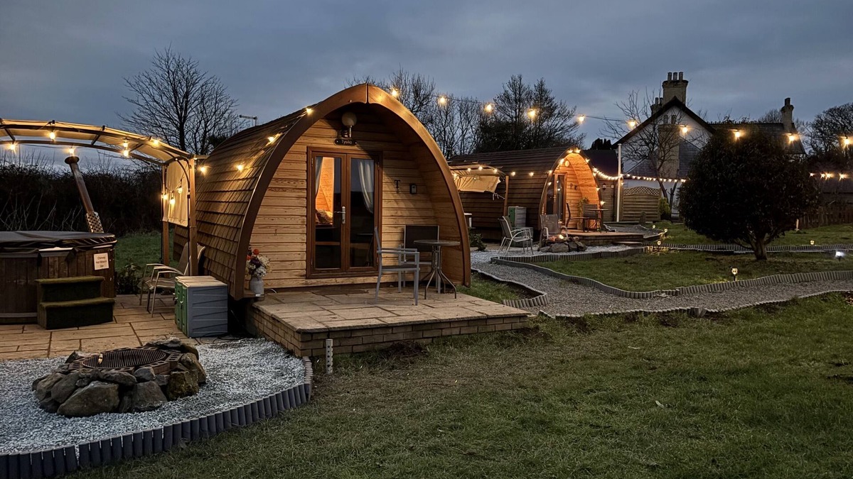Dwyran Cabin | Dog-Friendly Cozy Winter Glamping Pod With Hot Tub