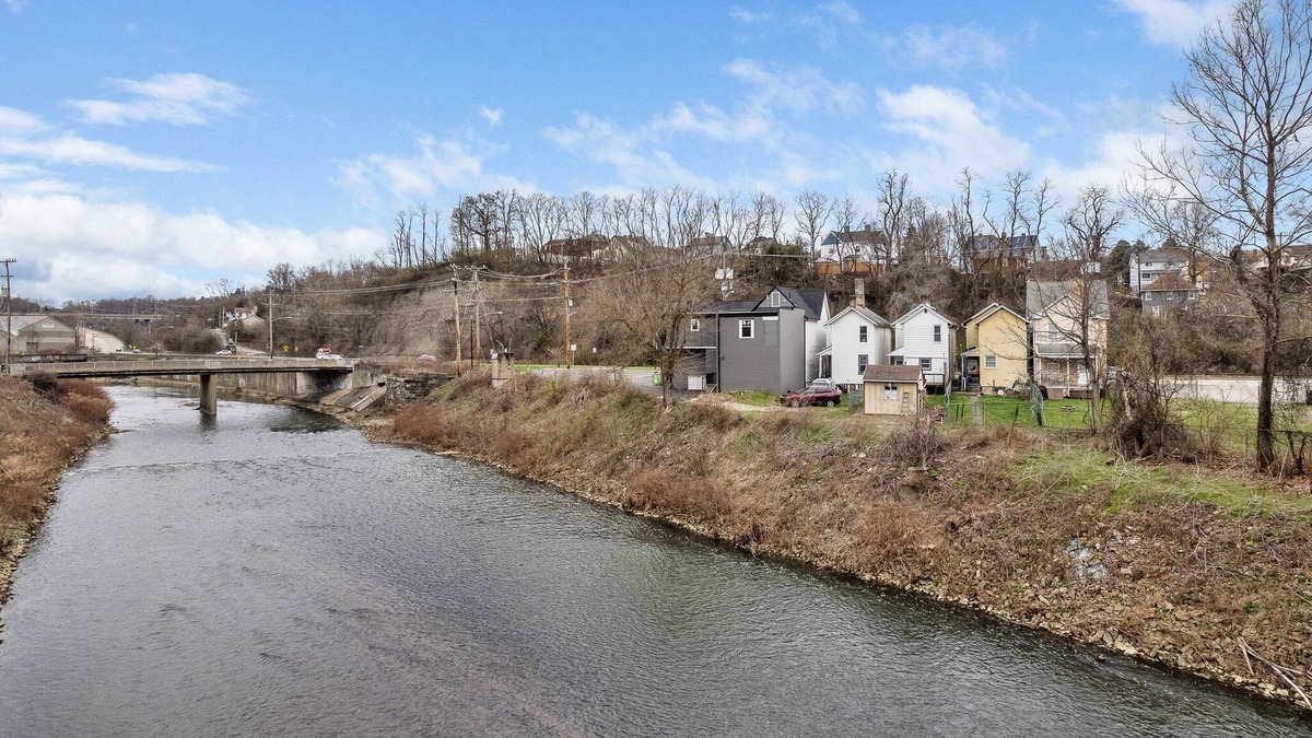 Carnegie House | Dog Friendly Creek-Side Getaway