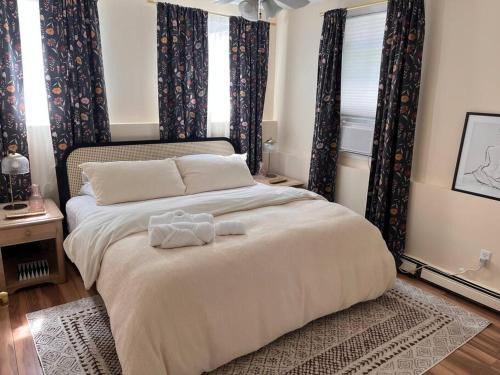 Historic Hill House | Dog-friendly downtown Newport apartment