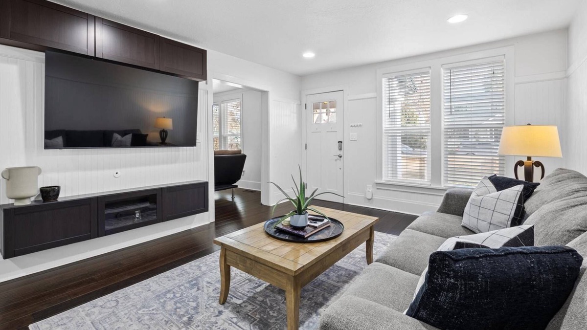 North End House | DOG FRIENDLY! EPIC Hyde Park Location! Remodeled 1940 Bungalow | Back Deck w/Shade & Dining Table