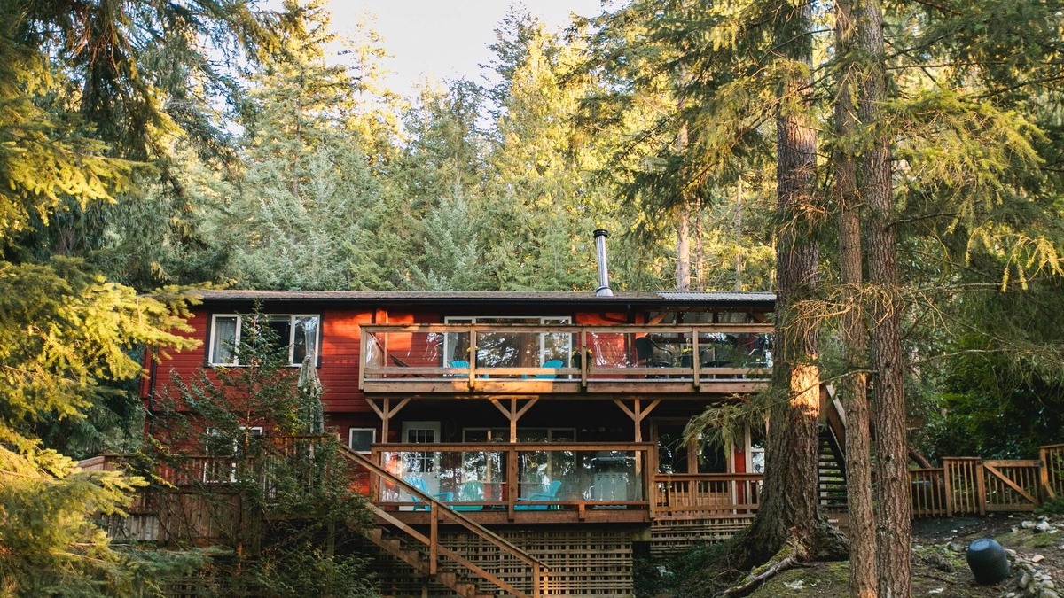 Bowen Island House | Dog-Friendly Family Getaway on Bowen