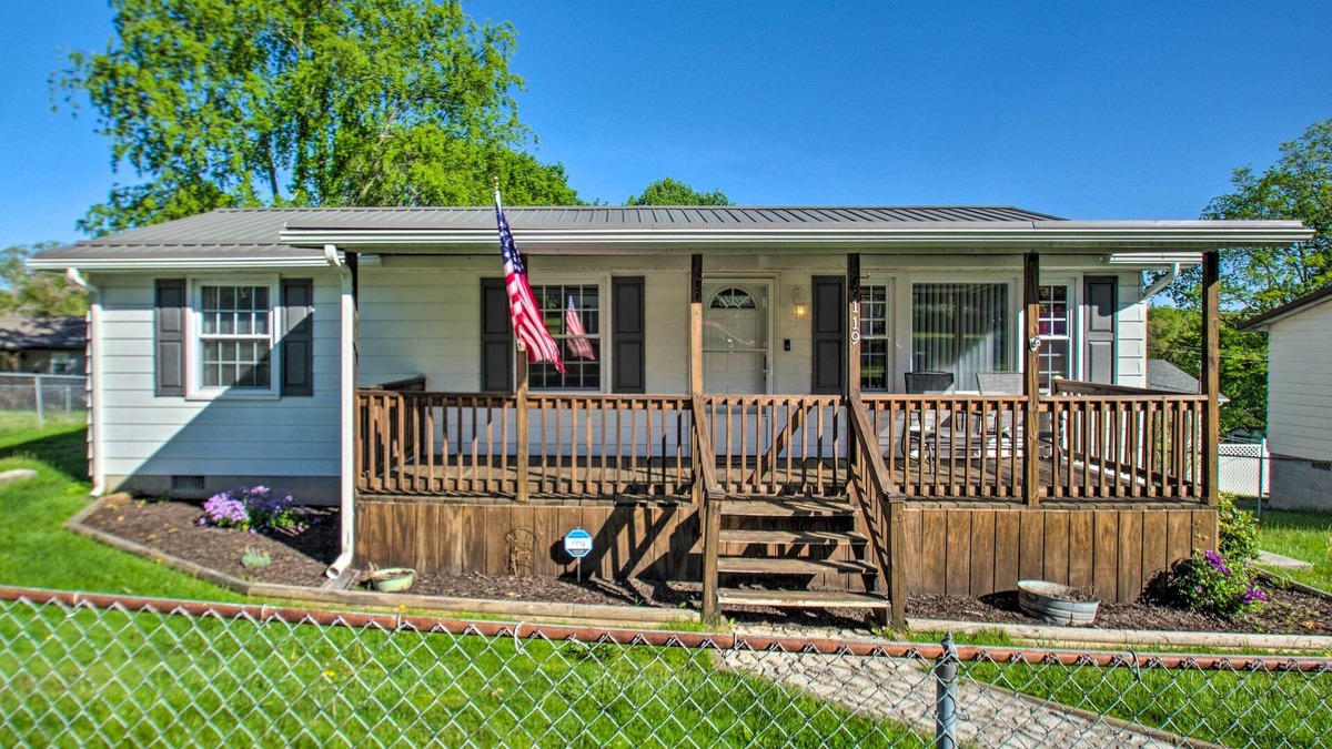 Fayetteville House | Dog-Friendly Fayetteville Home w/Hot Tub!