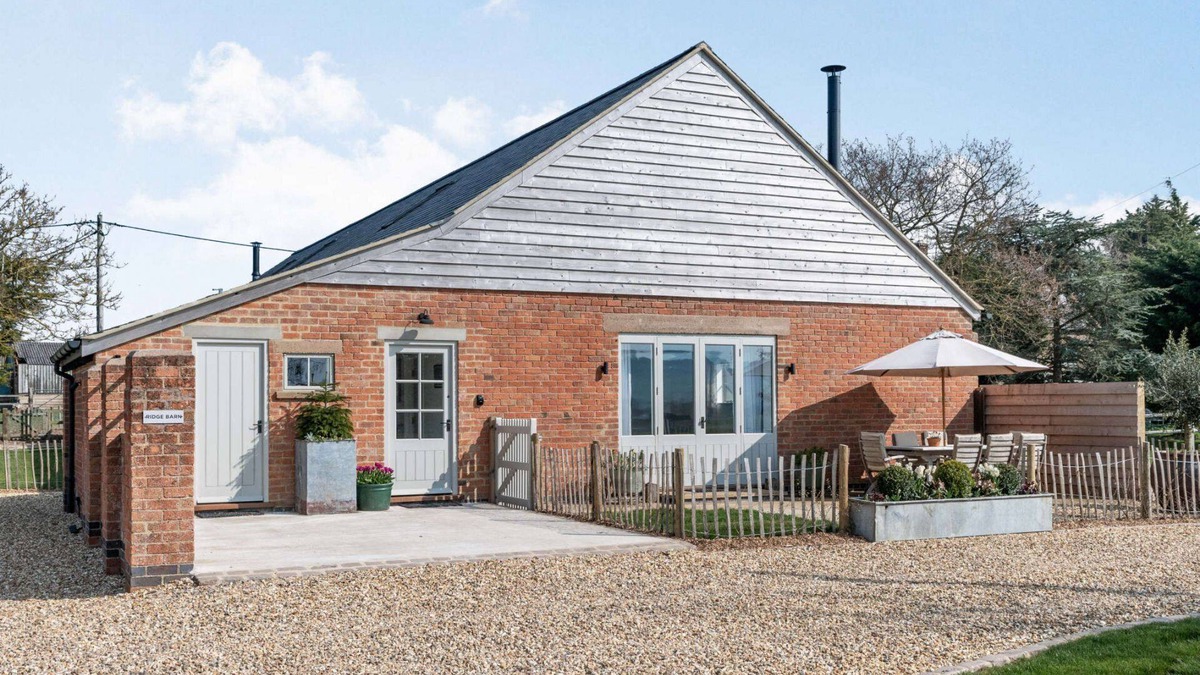 Shipston on Stour House | Dog friendly holiday home with superb garden and rural location - Ridge Barn
