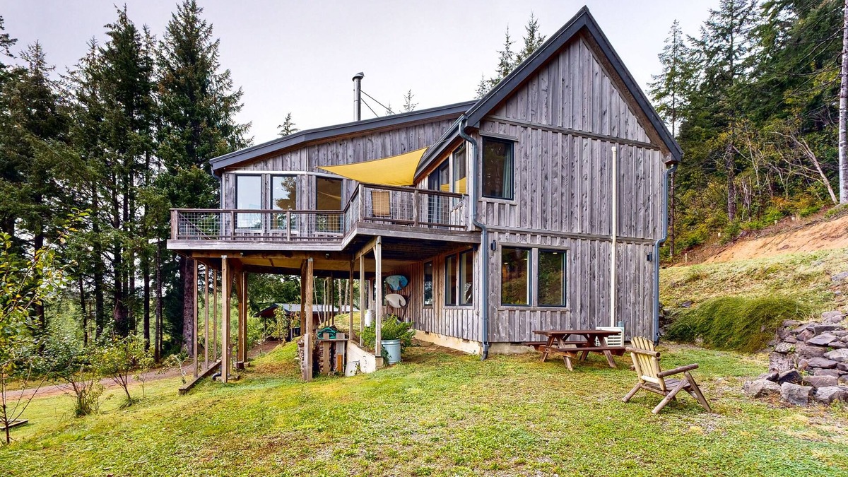 Florence House | Dog-friendly gem on 10 acres with sweeping view - minutes to Oregon Dunes