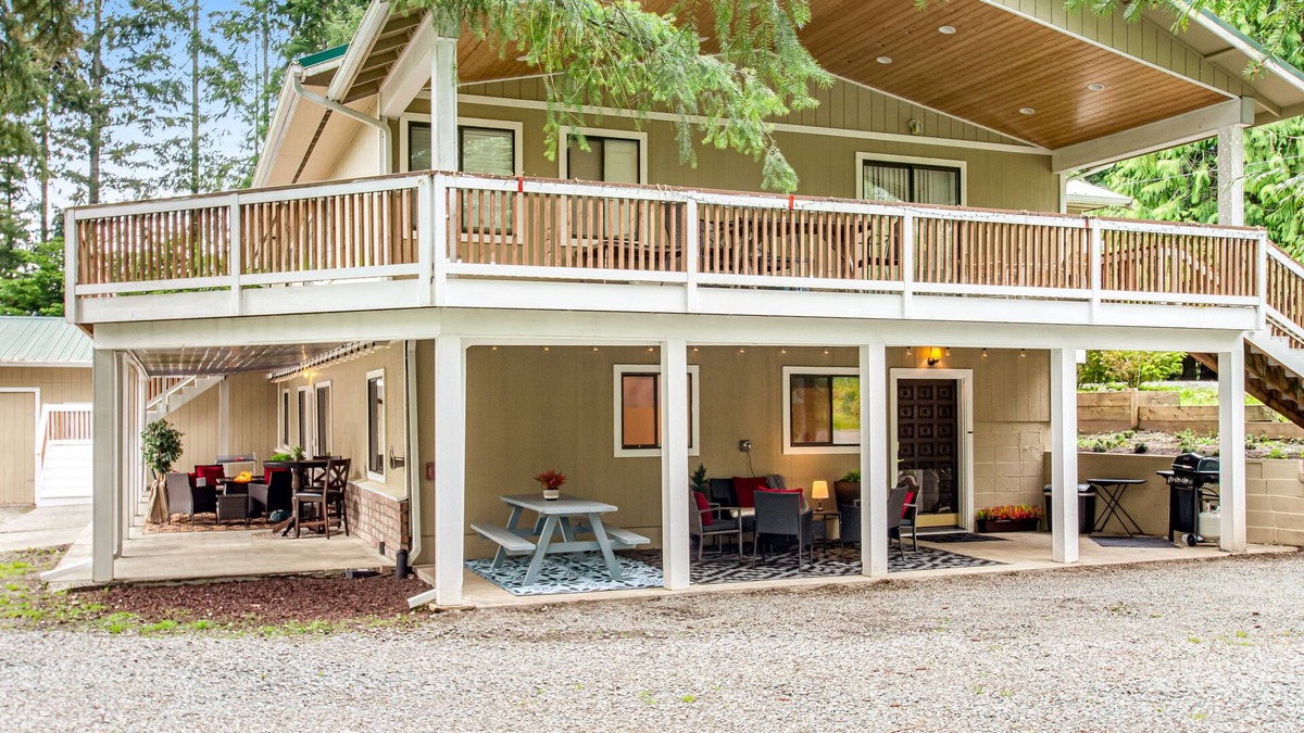 Stanwood Apartment | Dog-friendly ground-floor home with spacious patio, gas firepit and grill