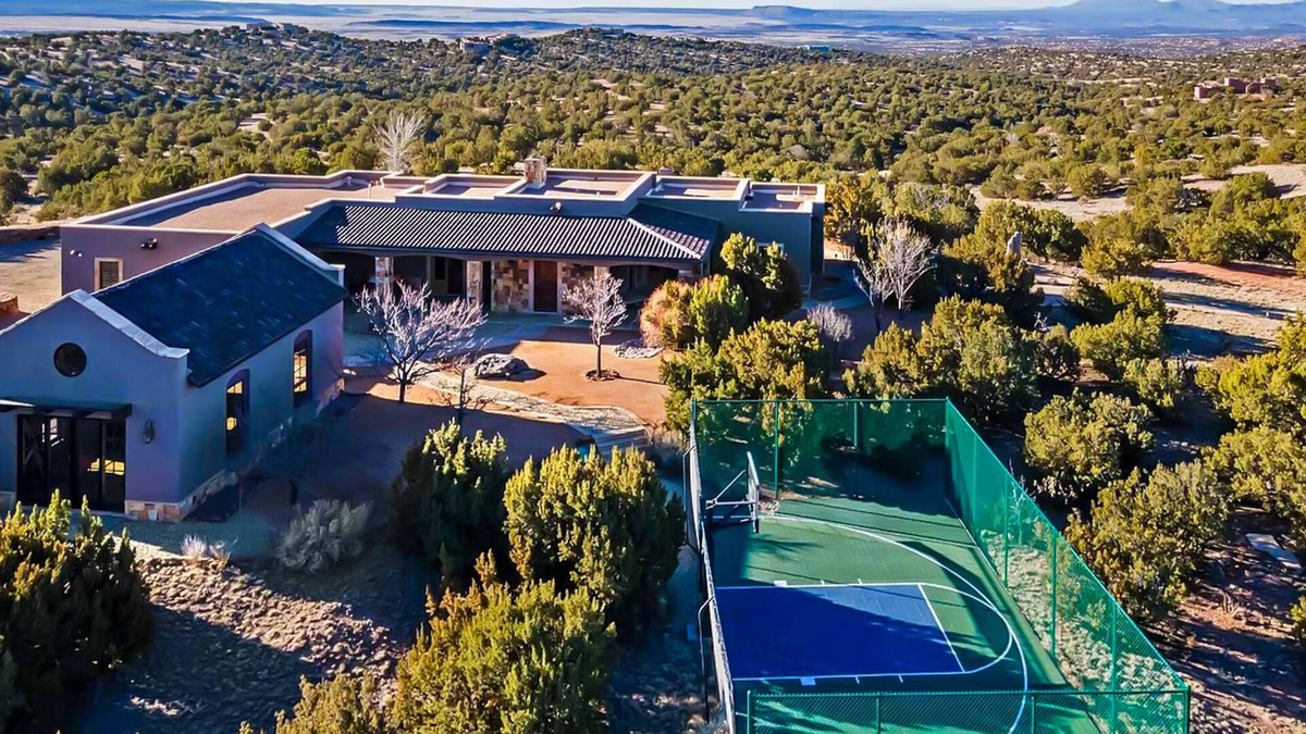 Eldorado at Santa Fe House | Dog-friendly guest house near trails with outdoor kitchen, fireplace, patio, gym