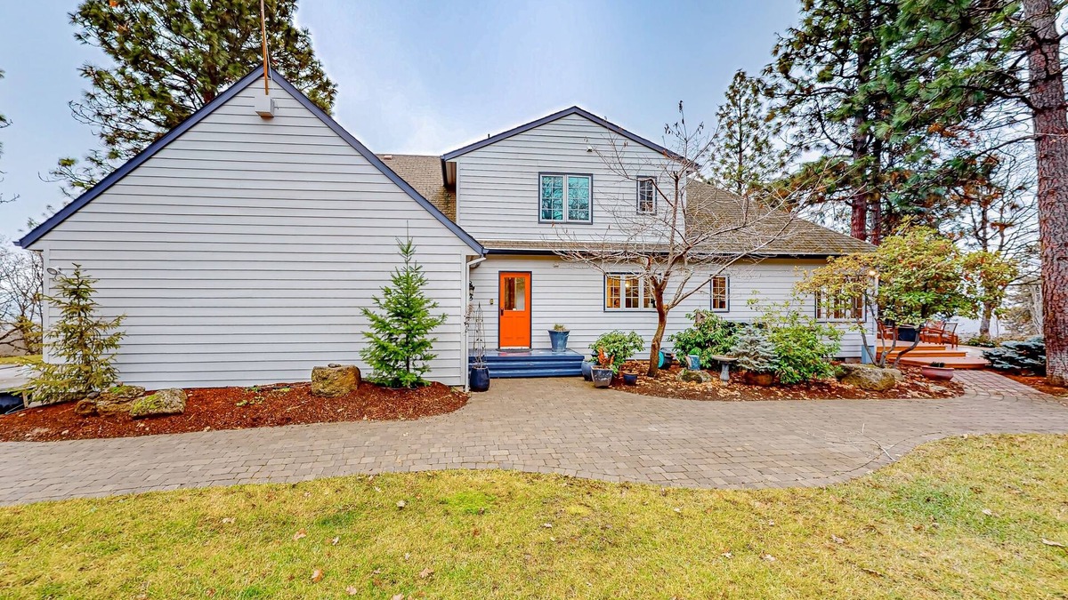 The Dalles House | Dog-friendly hilltop estate with fireplace & incredible Columbia River view