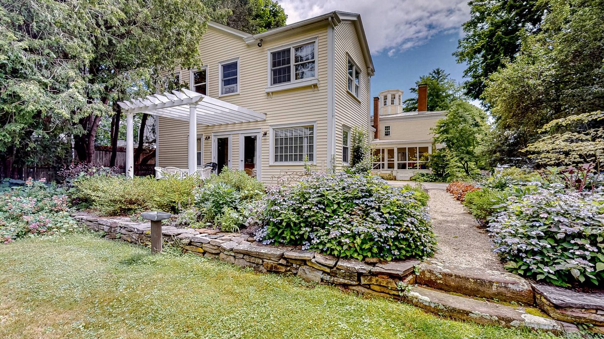 Wiscasset Cottage | Dog-friendly historic cottage with deck, grill, kitchenette, & washer/dryer