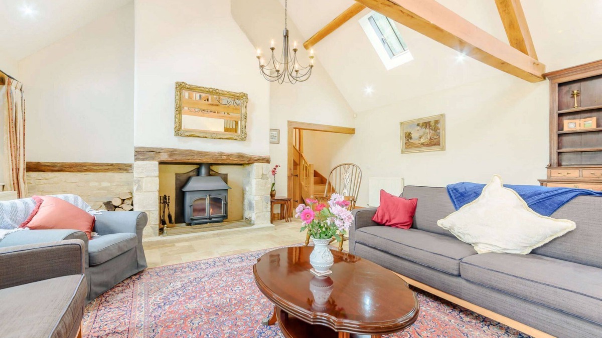 Chedworth Cottage | Dog friendly holiday cottage in the Cotswolds with a hot tub - Owls Roost