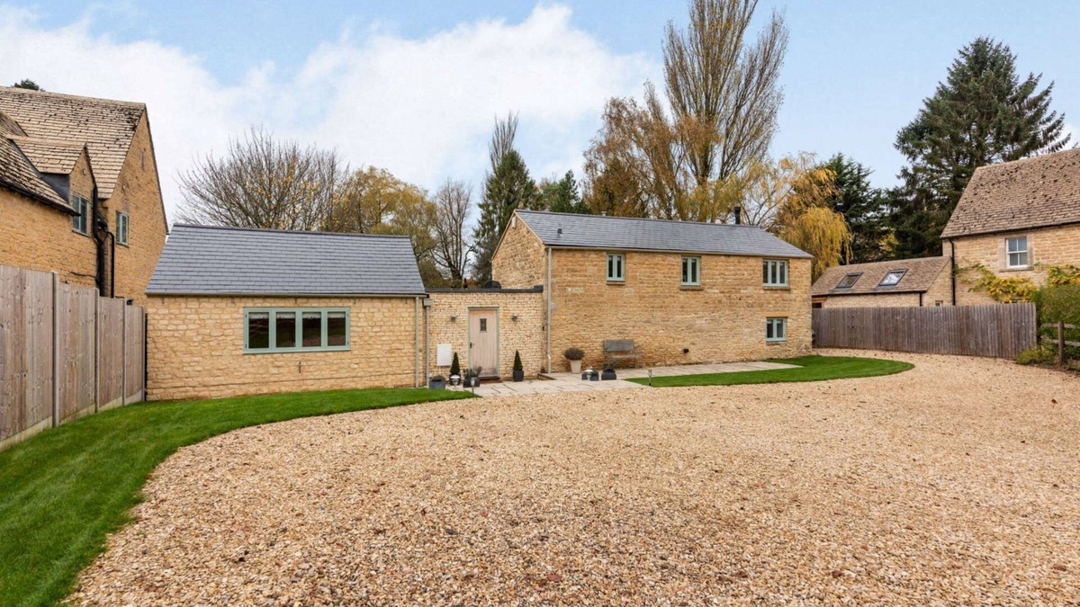 Rendcomb Cottage | Dog friendly holiday cottage with garden in the Cotswolds - Honeystone Cottage