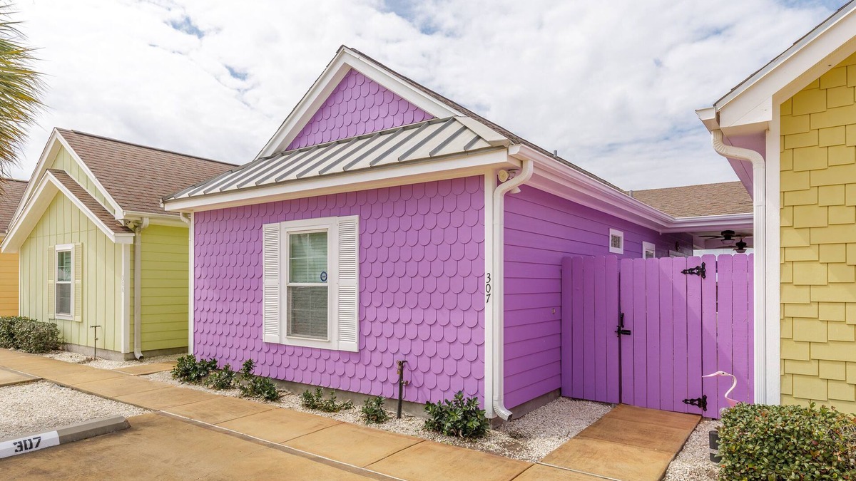 Corpus Christi Cottage | Dog-Friendly home w/Private Fenced Patio, Resort-style Pool, & Close to Beach