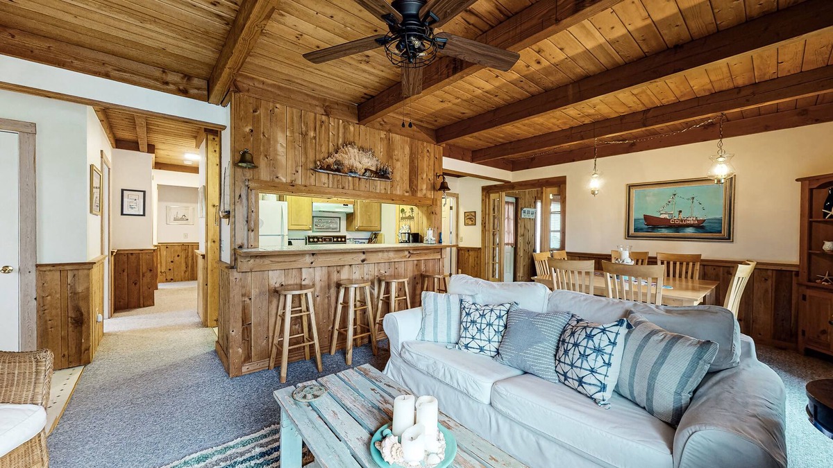 Nehalem House | Dog friendly home by river with WiFi, hot tub, fireplace, washer/dryer