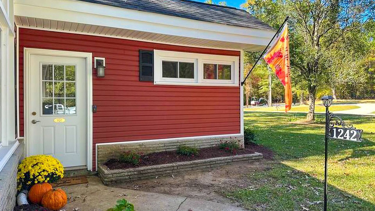 Lancaster House | Dog friendly home on Cedar Pines Lake/close to downtown Lancaster