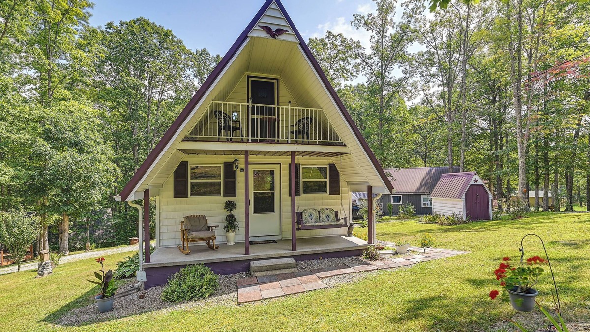 Wellington Cottage | Dog-Friendly Home Rental ~ 5 Mi to Cave Run Lake!