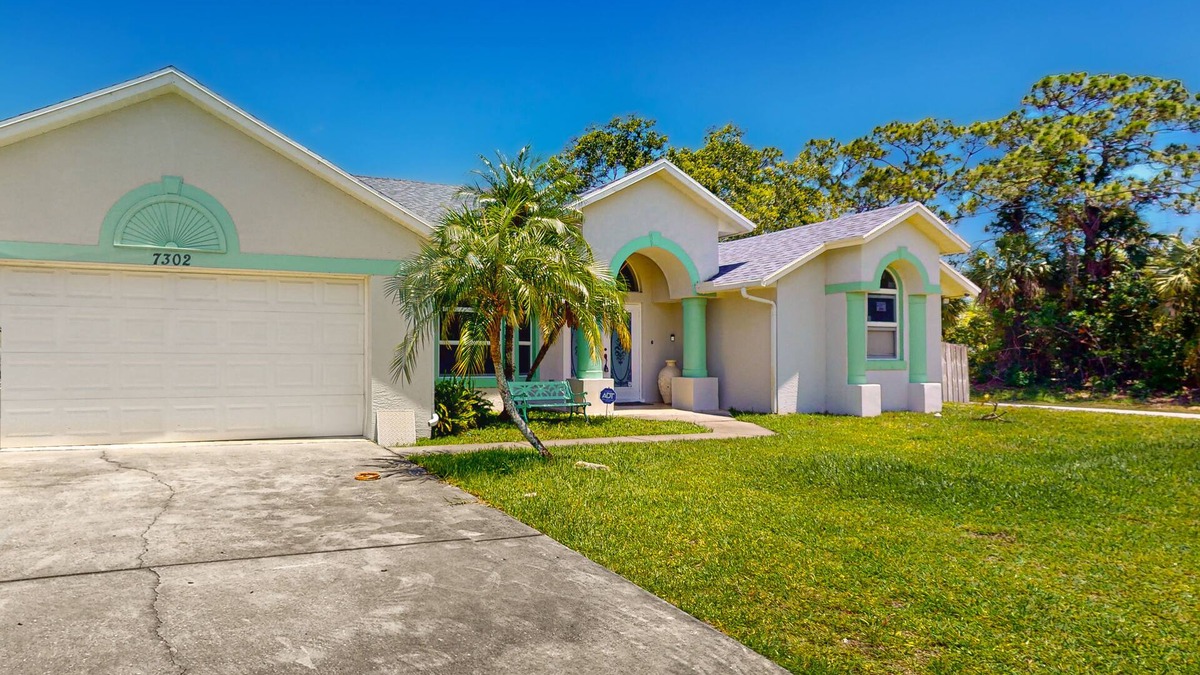 Lakewood Park House | Dog-friendly home with golf, beaches, and shopping nearby