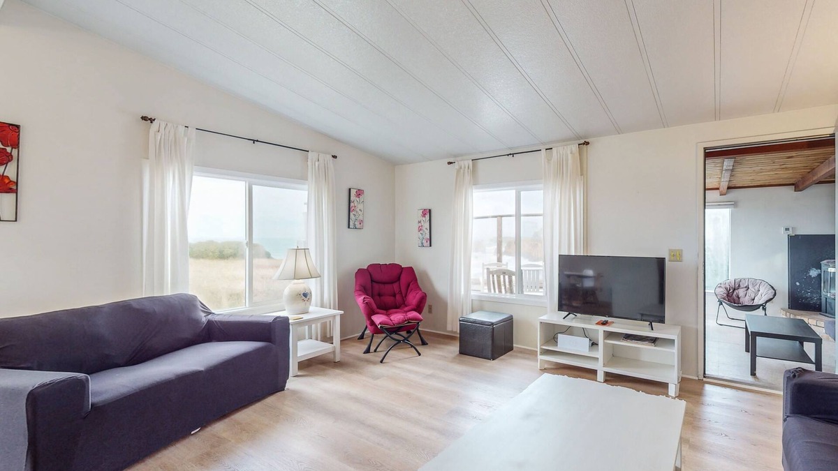 Fort Bragg Cottage | Dog-friendly home with private beach access, hot tub & stunning views