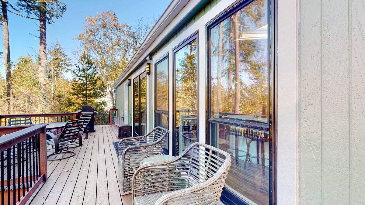 La Conner Cabin | Dog-friendly home with bay-view deck, grill & fireplace - walk to Kukutali Trail