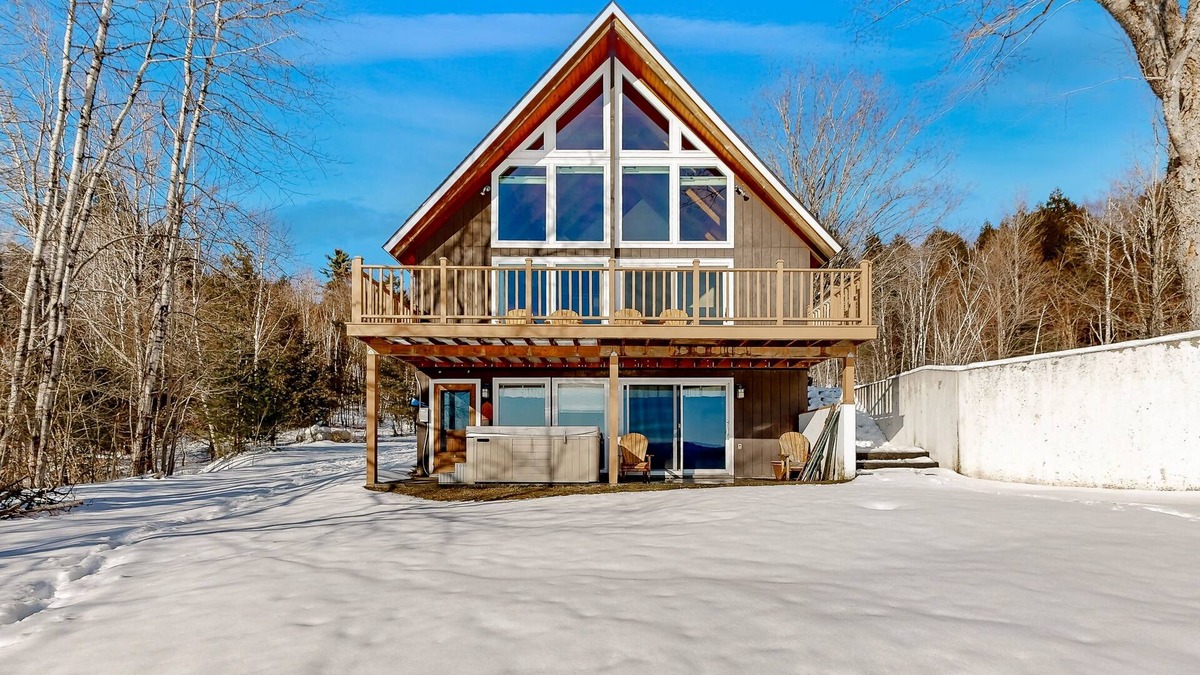 Montpelier House | Dog-friendly home with panoramic mountain views, grill, deck, & pool table