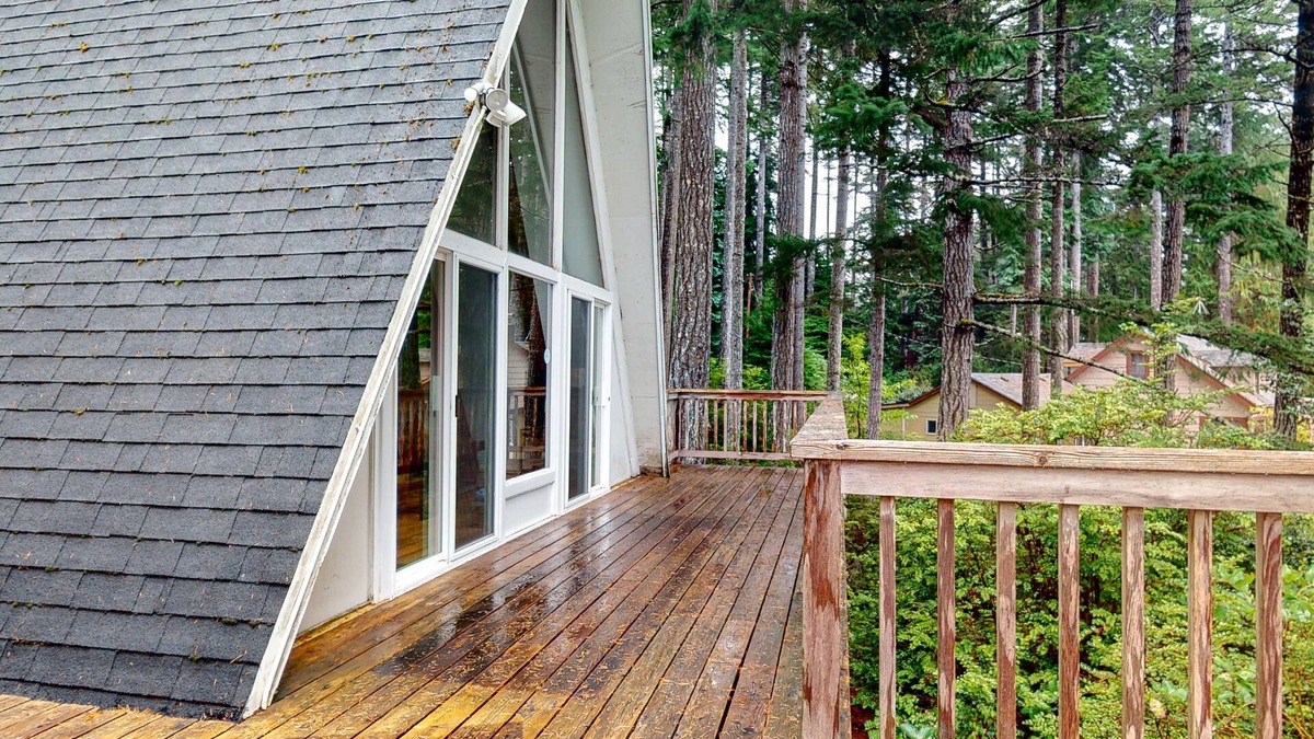Dunes City House | Dog-Friendly Home with Expansive Deck with Hot Tub and Dock on Woahink Lake