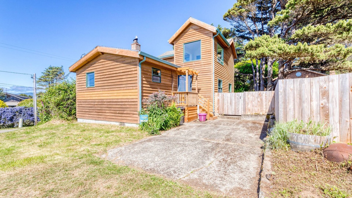 Cape Meares House | Dog-friendly house near beach w/hot tub, fireplace, enclosed yard, full kitchen