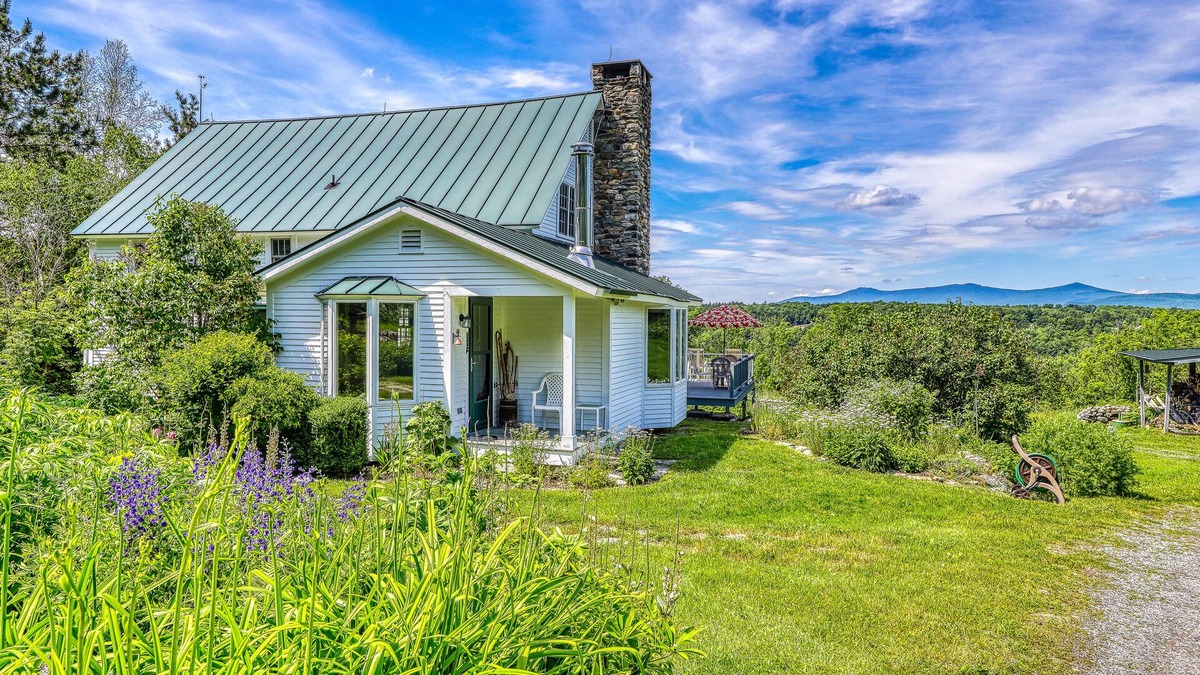 Mount Holly House | Dog-friendly house with picturesque mountain view & near skiing - close to Okemo