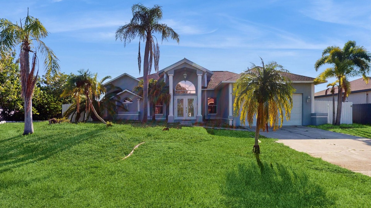 Trafalgar House | Dog friendly house with private pool, lanai, and hot tub