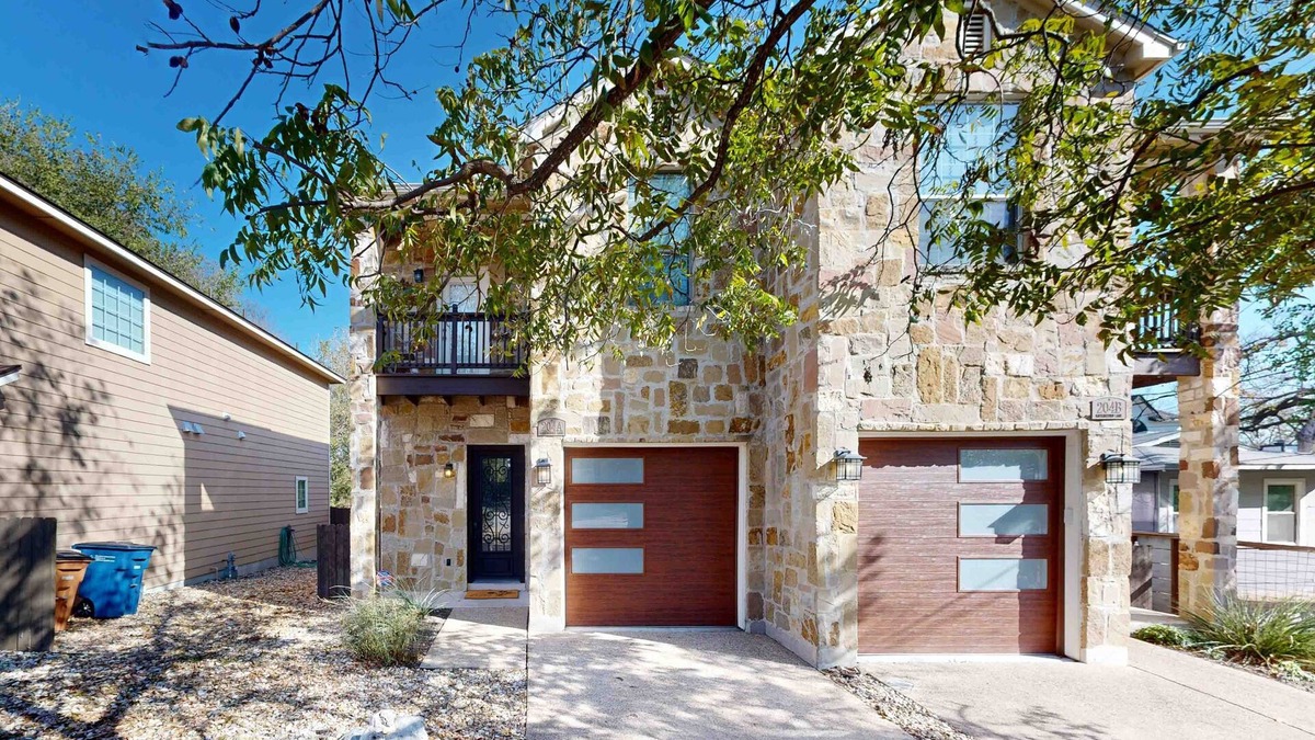 West Congress House | Dog-friendly house with enclosed backyard, W/D, close to Downtown Austin