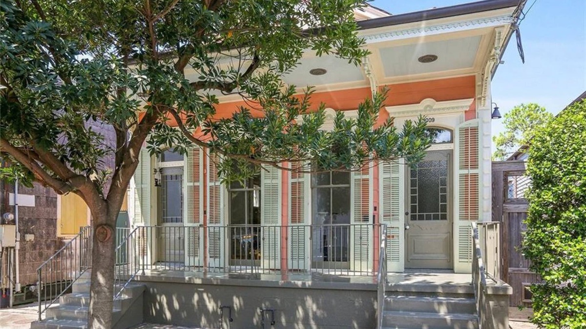 Bywater Apartment | Dog friendly! King Bed! 💜 of vibrant Bywater. Near French Quarter.