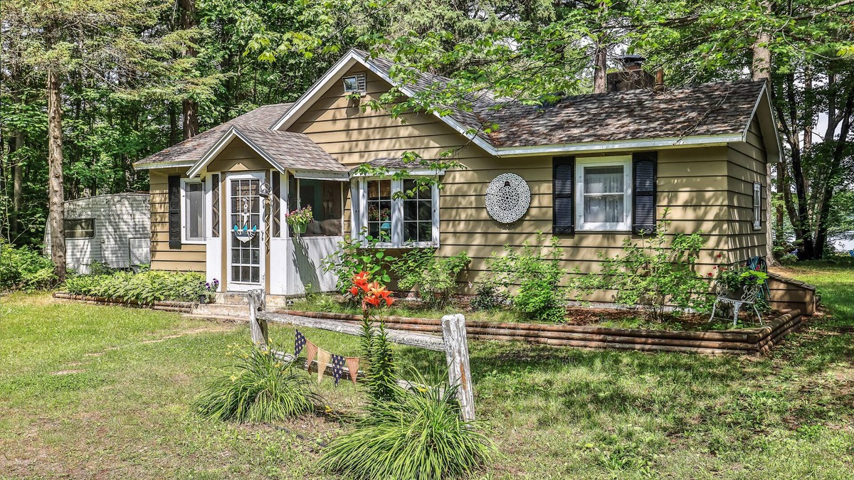 Lac du Flambeau Cabin | Dog-Friendly Lakefront Cabin with Private Deck, Firepit, & Acreage
