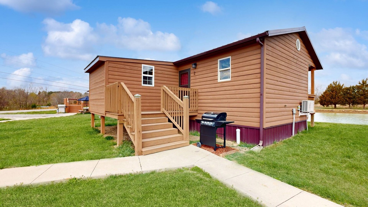 Murphysboro Cabin | Dog-friendly, lakefront cabin with porch, deck & firepit - near wineries, hiking