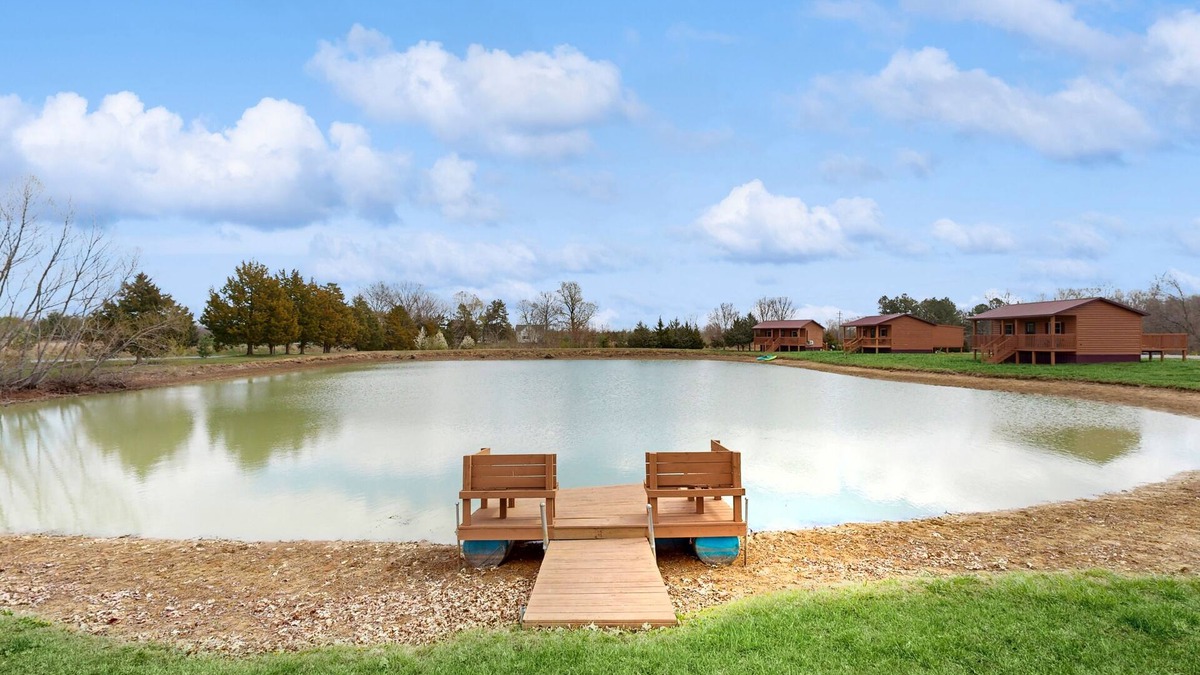 Murphysboro Apartment | Dog-friendly, lakefront cabin with porch & firepit - near wineries & trails