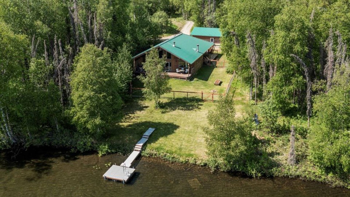 Houston House | Dog-friendly lakefront cabin with private hot tub & inflatable kayaks