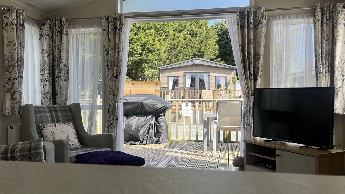 Knott End-on-Sea Cabin | Dog Friendly Lodge with hot tub, Quiet Location