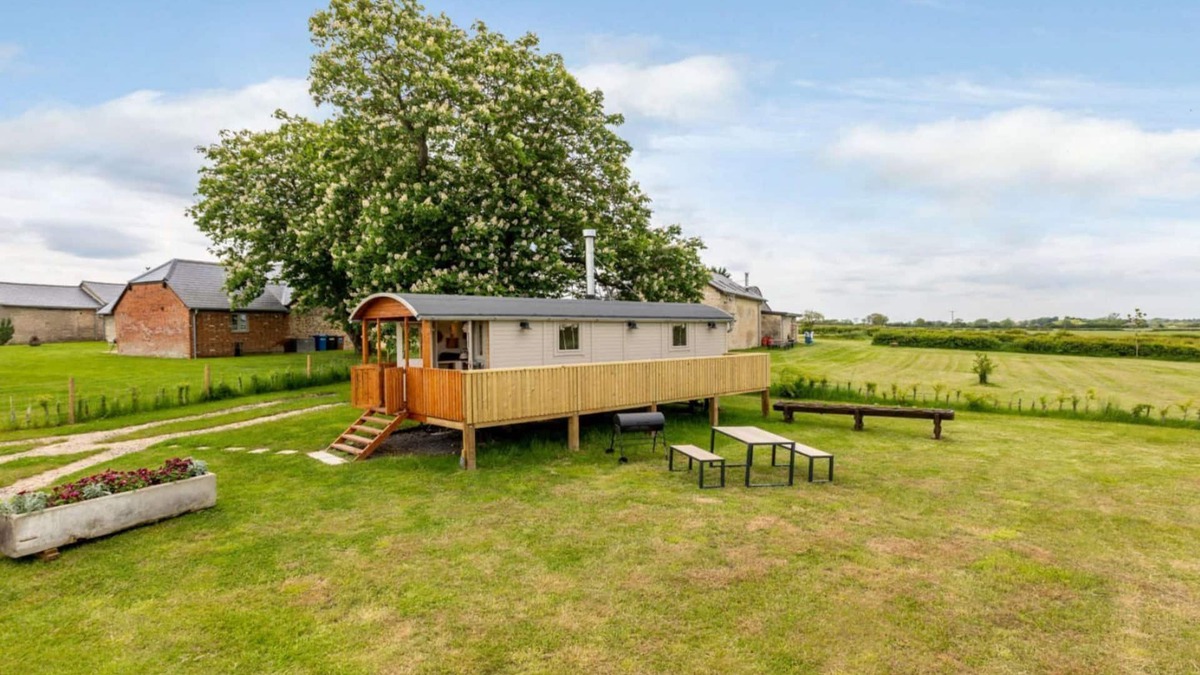 Faringdon Cottage | Dog friendly luxury shepherd's hut for 2 in the Cotswolds - Vespers