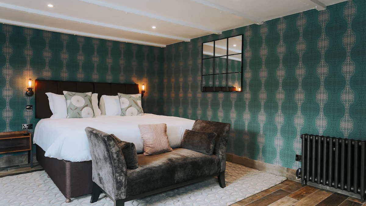 Newquay Apartment | Dog-friendly luxury super-king studio suite with full kitchen