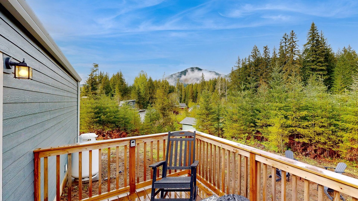 Carson Cabin | Dog-friendly mtn-view cabin near river with firepit, small deck, & washer/dryer
