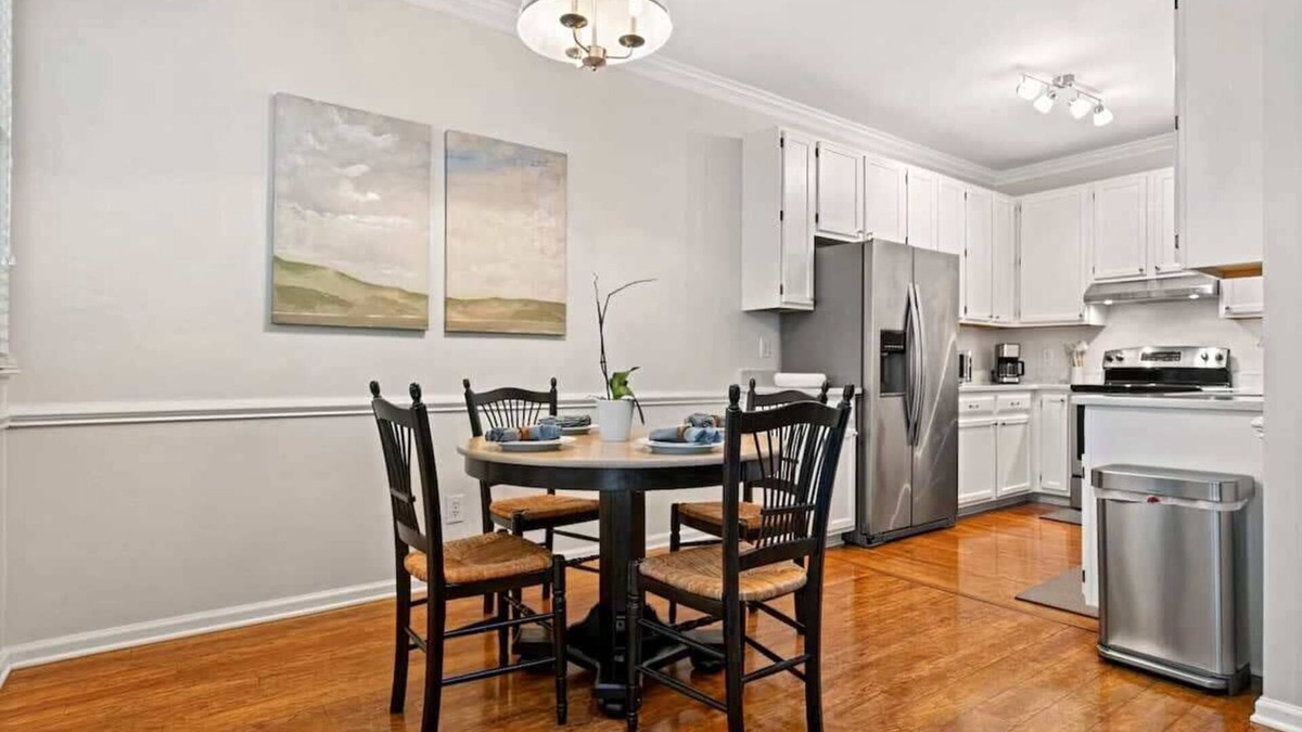 Cary House | Dog Friendly|Pool|King Bed|EV Charger|Townhome