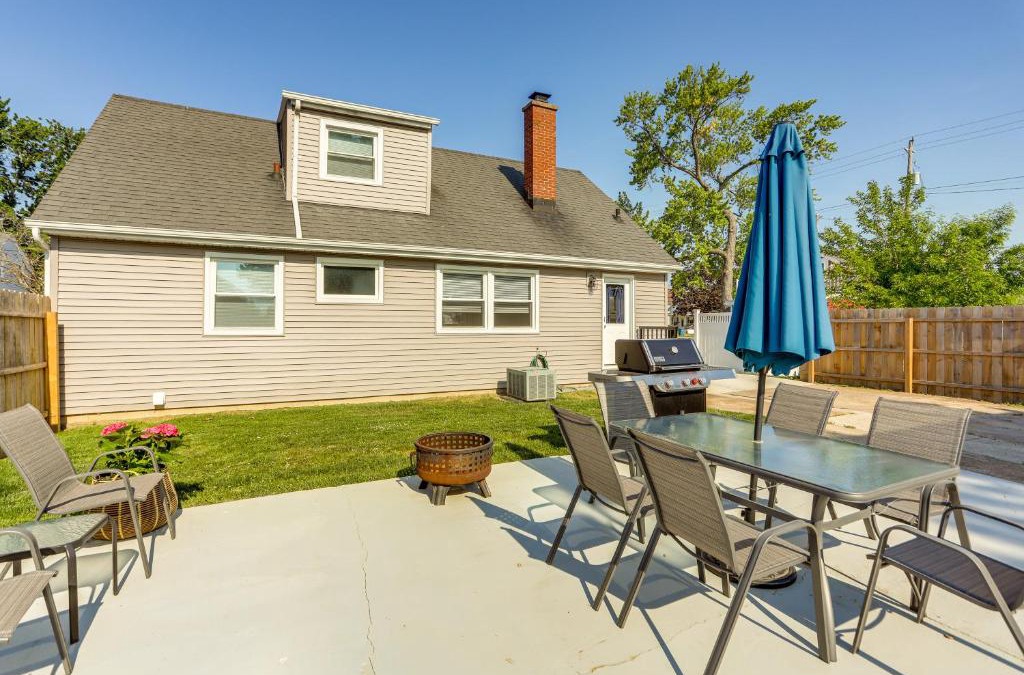 Port Clinton House | Dog-Friendly Port Clinton Home Walk to Lake Erie!