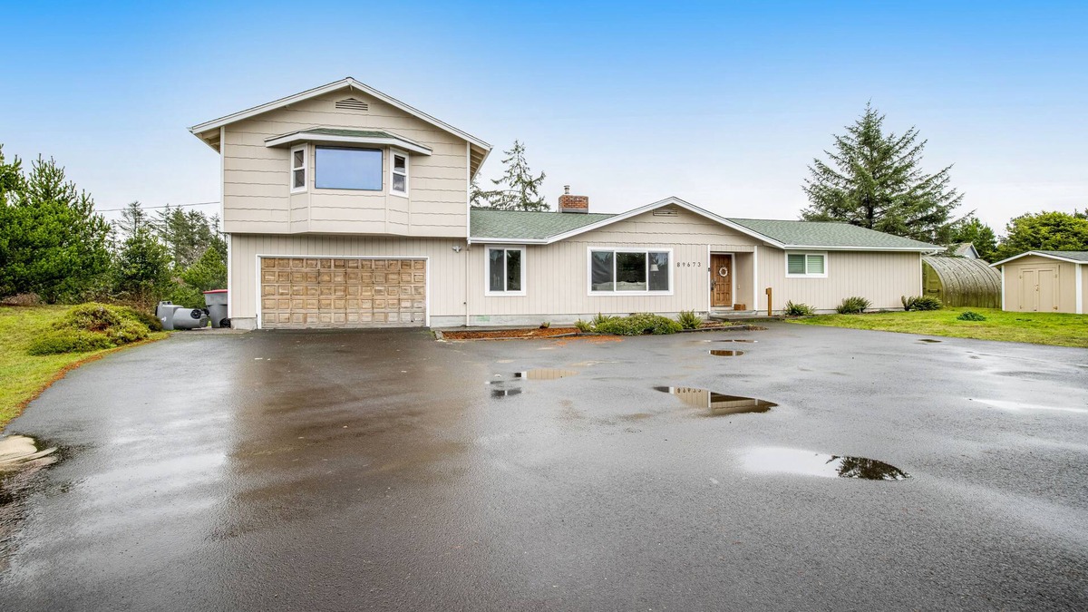 Warrenton House | Dog-friendly retreat near the beach with large yard, WiFi, deck & full kitchen