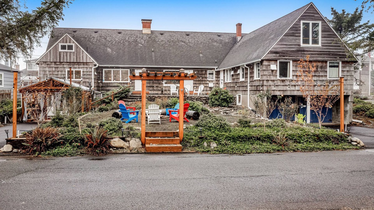 Seaside House | Dog-friendly retreat with game room, firepit, kitchen & kitchenettes