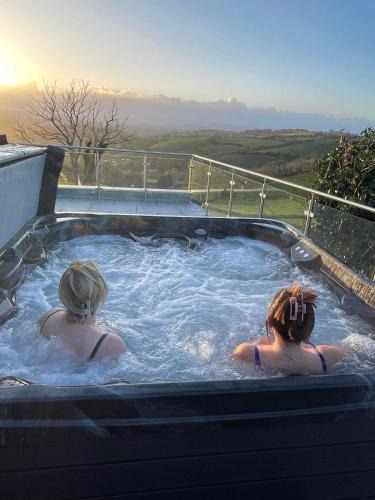 Torquay House | Dog friendly, Roof top hot tub, Panoramic views.