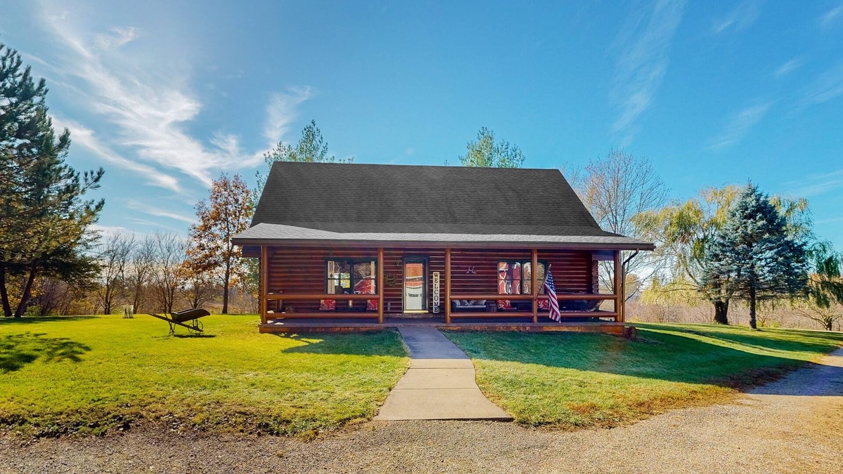 Buffalo Prairie House | Dog-Friendly Rural cabin and loft with foosball table, W/D, near-by golf, WIFI