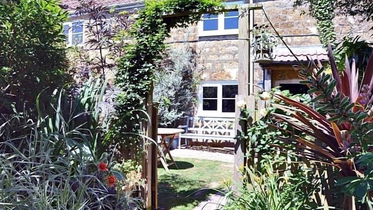 Bridport Cottage | Dog friendly, rural location,on network of footpaths,close to country pub