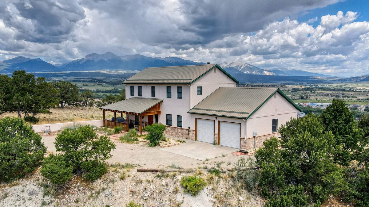 Salida House | Dog Friendly Scenic Salida Getaway - Minutes to Mountain Bike Trails and downtown Salida